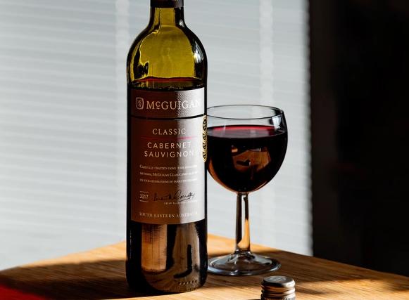 所有红葡萄酒都是通过种植和加工红(或黑)葡萄制成的.
