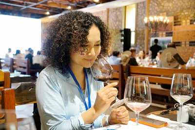 2022中国有约 中外媒体探访宁夏,品味葡萄酒的